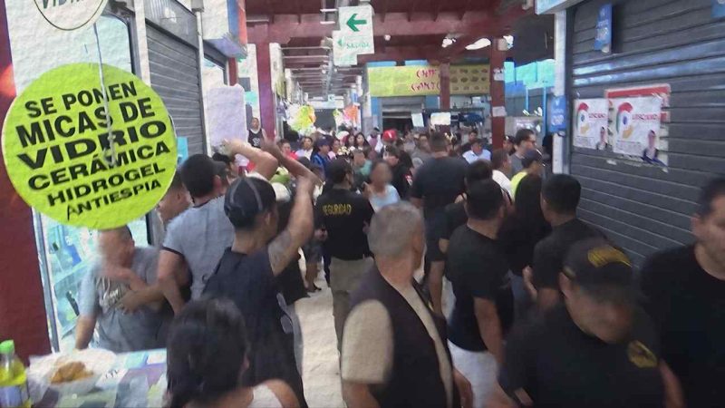 Operativo en centro comercial de Lima expone presunta venta de equipos robados