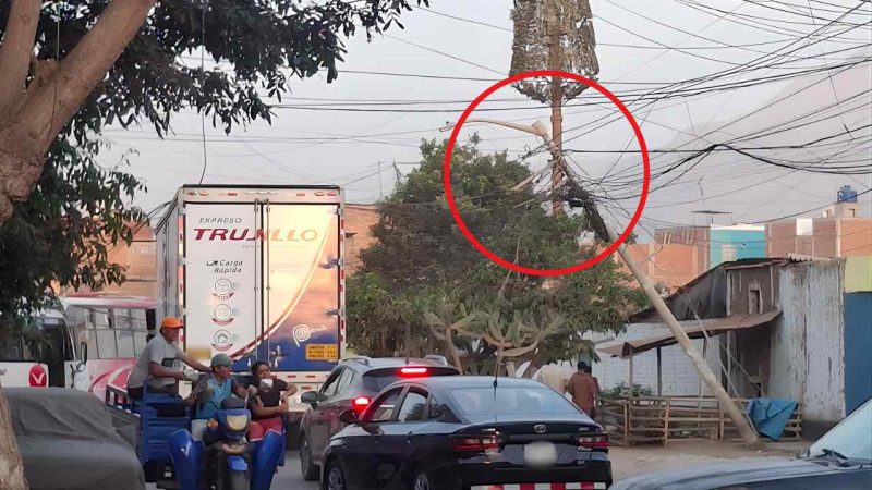Trujillo: Camión de carga queda atrapado en cables de alumbrado público