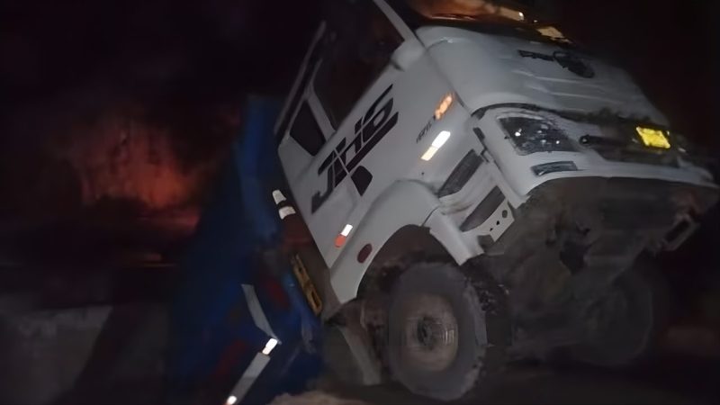 Volquete queda atrapado tras colapso de puente en Otuzco