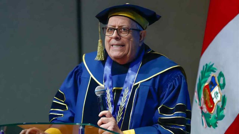 Otorgan Doctor Honoris Causa a Julio Velarde por su aporte a la economía peruana